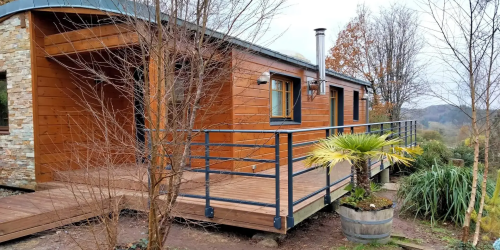 Pose d'une terrasse avec garde-corps