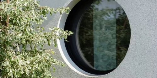 Pose d'une fenêtre de type oeil de boeuf