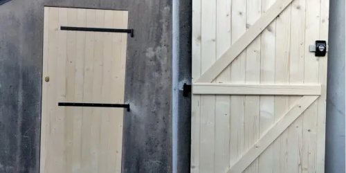 Pose volet battant en sapin avec barres et écharpes