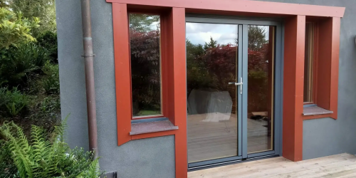 Pose d'une porte d'entrée vitrée