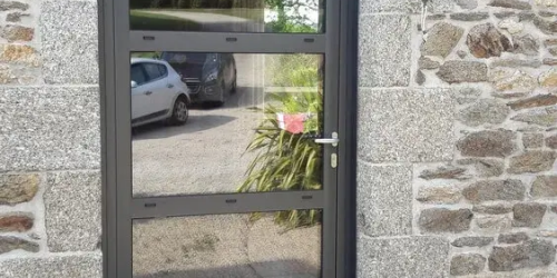 Pose d'une porte d'entrée vitrée