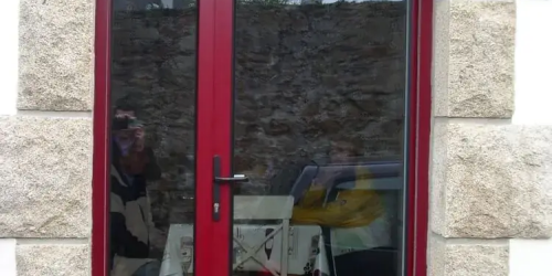 Pose d'une porte d'entrée vitrée