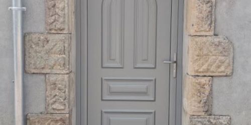 Pose d'une porte d'entrée