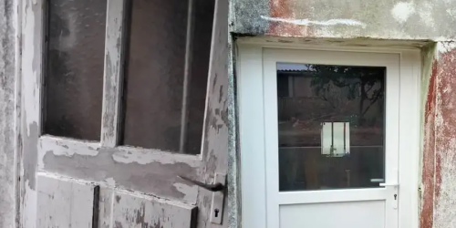 Remplacement d'une porte de service.